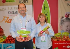 Bill Dinham and Denise Hinkley with Chelan Fresh show Rockit apples.